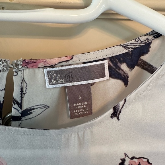 Chelsea 28 floral short sleeve top size small - Picture 2 of 4